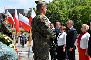 Warta honorowa żołnierzy Wojska Polskiego przed Pomnikiem oraz delegacja z Prezydentem RP na czele, która złozyła kwiaty.