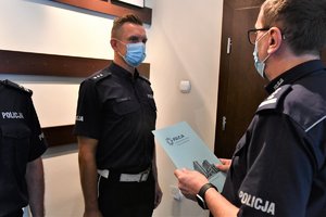 Komendant Wojewódzki Policji w Katowcach wręcza policjantowi rozkaz o mianowaniu na stanowisko.