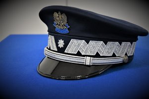 Policyjna czapka generalska.