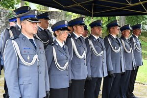 Policjanci z Katowic stoją w szyku podczas uroczystości.