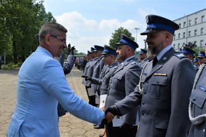 Wiceprezydent Katowic gratuluje wyróżnionym policjantom.