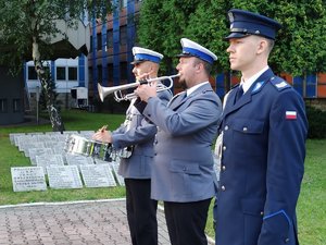 Policjanci stojący przy Grobie Policjanta Polskiego