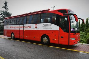 Zdjęcie kolorowe. Mobilny punkt poboru krwi - autobus przed budynkiem KWp w Katowicach