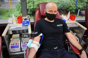 Zdjęcie kolorowe. Dawcy krwi podczas oddawania krwi w autobusie