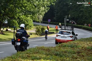 Policjanci z Katowic zabezpieczają 6 etap wyścigu.