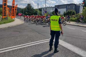 Policjanci z Bielska-Białej zabezpieczają 5 etap wyścigu kolarskiego.