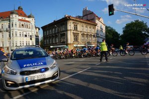 Policjanci z Bielska-Białej zabezpieczają 5 etap wyścigu kolarskiego.
