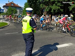 Policjanci z Zabrza zabezpieczają 7 etap wyścigu kolarskiego w swoim mieście.