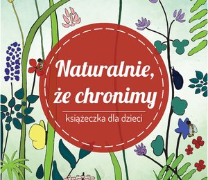 Okładka książeczki dla najmłodszych &quot;Naturalnie, że chronimy&quot;. Na tle rysunków roślin umieszczone jest czerwone koło z białym tytułem.