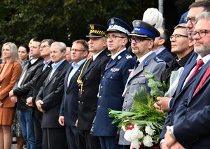 Kolorowe zdjęcie, na którym widoczni są uczestnicy uroczystości stojący w szeregu. Wśród nich Komendant Wojewódzki oraz Komendant Miejski Policji.