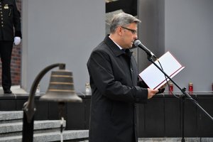 Kolorowe zdjęcie przedstawiające Wojewodę Śląskiego podczas przemówienia.