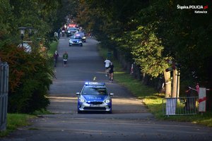 Policjanci w radiowozie zabezpieczają XIII Silesia Marathon