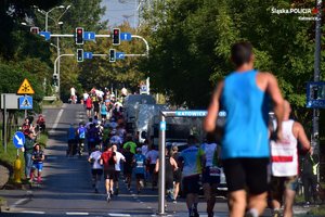 Zawodnicy biegnący w XIII Silesia Marathonie
