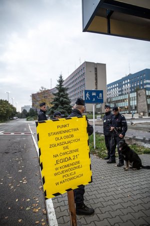 Policjanci przed wjazdem do KWP w Katowicach