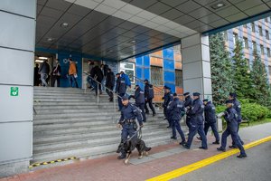 Rezerwiści wchodzą z policjantami do KWP w Katowicach