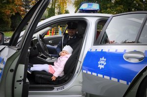 Dziewczynka z policjantem w radiowozie