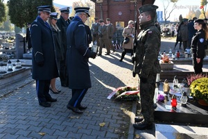 Pierwszy Zastępca Komendanta Wojewódzkiego ustawia znicz na grobie, na cmentarzu
