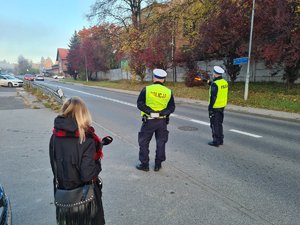 Policjanci z dziennikarką na drodze w trakcie działań &quot;Prowadzę - jestem trzeźwy&quot;