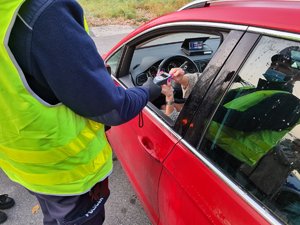 Policjanci kontrolują stan trzeźwości kierującego