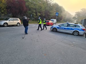 Operator kamery nagrywa policjantów na drodze w trakcie działań &quot;Prowadzę - jestem trzeźwy&quot;.