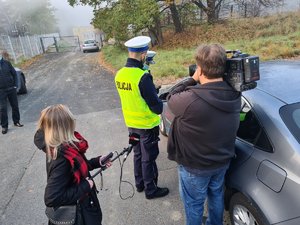 Dziennikarze z policjantami na drodze w trakcie działań &quot;Prowadzę - jestem trzeźwy&quot;