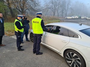 Dziennikarze z policjantami na drodze w trakcie działań &amp;quot;Prowadzę - jestem trzeźwy&amp;quot;