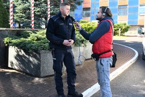 umundurowany policjant udziela wywiadu radiowego