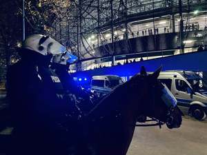 Policjanci na koniach służbowych przed stadionem.