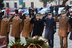 Przedstawiciele służb mundurowych podczas składania wieńca pod pomnikiem, oddaja honory