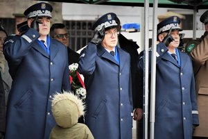 Kolorowe zdjęcie przedstawia kierownictwo polskiej i ślaskiej Policji podczas oddawania honoru.