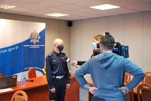 policjant ruchu drogowego udziel wywiadu przed kamerą telewizji