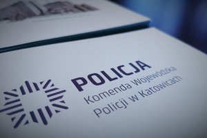 Fragment teczki z napisem Policja Komenda Wojwódzka Policji i logo Policji.