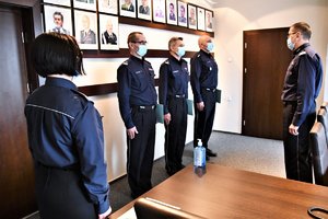 Generał; przemawia do nowych szefów komendy w Siemianowicach oraz zastępcy6 szefa Wydziału Sztab Policji katowickiej komendy wojewódzkiej.