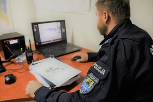 Umundurowany funkcjonariusz policji na terenie tymczasowego komisariatu policji w Katowickim Spodku.