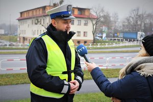 policjant ruchu drogowego w trakcie udzielania wywiadu stacji telewizyjnej