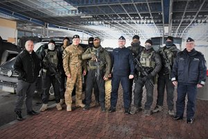 Wspólne zdjęcie śląskich komandosów, Zastępcy Komendanta Wojewódzkiego Policji oraz dowódców oddziału prewencji i samodzielnego pododdziału kontrterrorystycznego