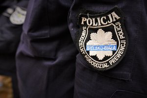 Zdjęcie kolorowe. Widoczna naszywka na mundur samodzielny pododdział prewencji policji w Bielsku-Białej