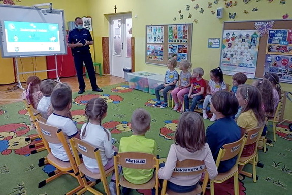 Policjant na warsztatach z dziećmi