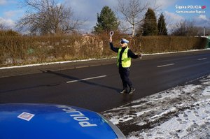 policjantka ruchu drogowego zatrzymująca trzymająca tarcze do zatrzymywania pojazdów