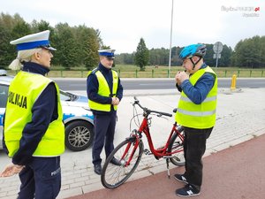 policjantka i policjant ruchu drogowego w trakcie kontroli rowerzysty