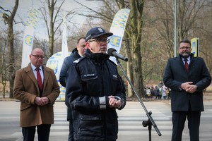 Uczestnicy briefingu, w tym Komendant Wojewódzki Policji w Katowicach