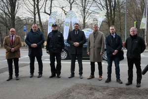 Uczestnicy briefingu, w tym Komendant Wojewódzki Policji w Katowicach