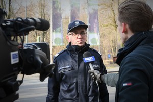 Komendant Wojewódzki Policji w Katowicach wypowida się przed kamerami