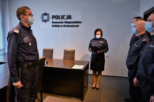 Na pierwszym planie Komendant Wojewódzki Policji w Katowicach, w tle pozostali policjanci biorący udział w uroczystości.