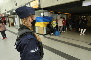 policjantka obserwuje jeden z punktów dla ukraińców