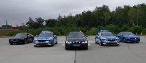 Na zdjęciu widoczne radiowozy policyjne: trzy z nich są nieoznakowane a dwa oznakowane.