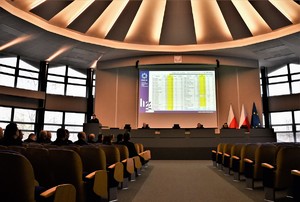 Aula, w której odbyła się odprawa. Komendant Wojewódzki Policji omawia slajd prezentacji multimedialnej.