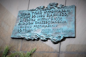 Tablica na pomniku Wojciecha Korfantego, na której widnieje napis: jedną tylko wypowiadam prośbę do ludu śląskiego, by został wierny swym zasadom chrześcijańskim i swemu przywiązaniu do Polski.