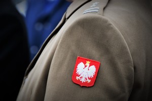 Naszywka na mundurze - godło Polski.