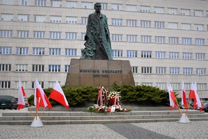 Pomnik Wojciecha Korfantego, pod którym złożono kwiaty.